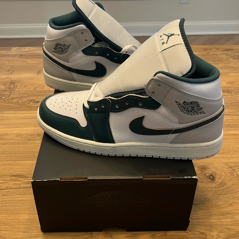 Nike New!! Nike Jordan Air 1 MID SE
Size 11